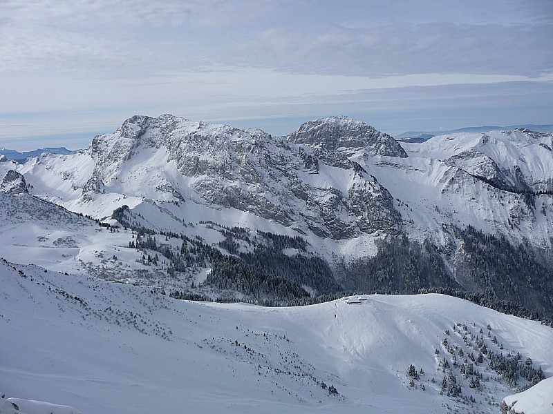 Arcalod : et sa face Est + Trelod + Dt. des Portes + au premier plan les Chalets de l'Aup de Seythenex