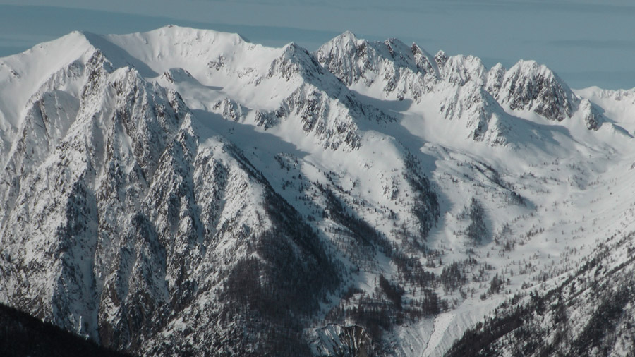 #26 Le magnifique versant SE du Mt St Sauveur, pour une prochaine en traversée ? Le magnifique versant SE du Mt St Sauveur, pour une prochaine en traversée ?
