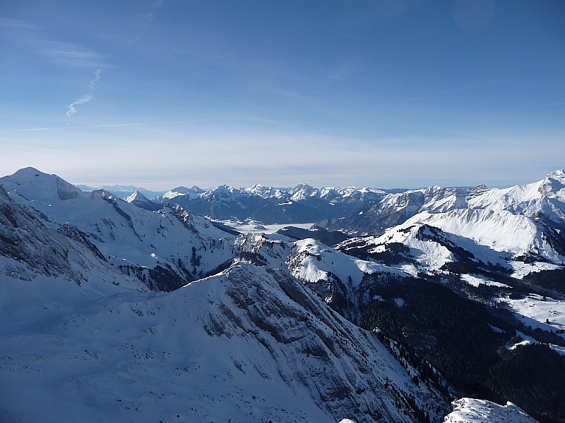 #6 magnifique : vue magnifique depuis le sommet du chauchefoin sur le charvin à gauche et les bauges au loin magnifique : vue magnifique depuis le sommet du chauchefoin sur le charvin à gauche et les bauges au loin