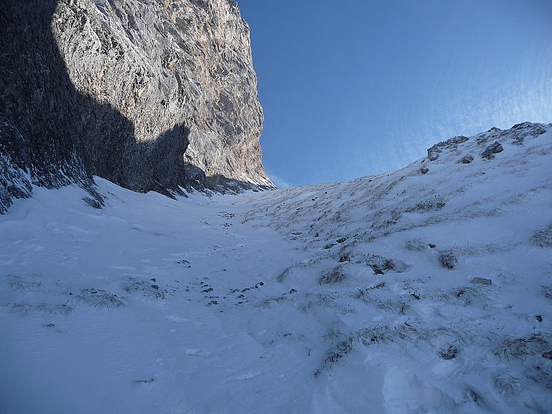 #7 le mixte du haut du couloir : mes traces de montée à gauche (cailloux non stables recouvert de 5-10cm de neige faiche) et de descente à droite (herbe-neige-rochers:beaucoup plus stable) le mixte du haut du couloir : mes traces de montée à gauche (cailloux non stables recouvert de 5-10cm de neige faiche) et de descente à droite (herbe-neige-rochers:beaucoup plus stable)