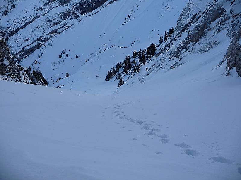 #2 sous le couloir : vue sur le pied du couloir depuis le gros rocher. sous le couloir : vue sur le pied du couloir depuis le gros rocher.