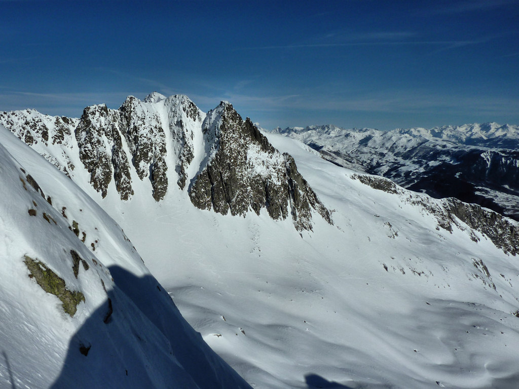 Du sommet du couloir : vue sur les couloir SW de Combe Bronsin