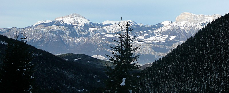 #1 Vue sur la Chartreuse : Les versants E ensoleillés pendant la montée Vue sur la Chartreuse : Les versants E ensoleillés pendant la montée