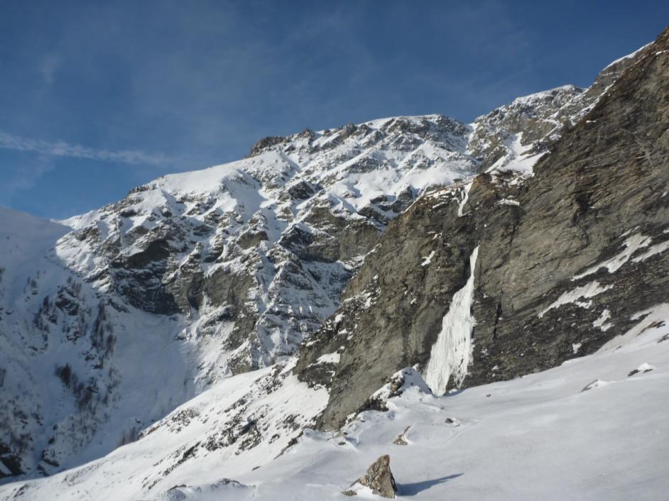 #2 Punta Nera : Cima di Blave, et la sortie de son couloir NE - pas tres rieur comme endroit globalement... Punta Nera : Cima di Blave, et la sortie de son couloir NE - pas tres rieur comme endroit globalement...