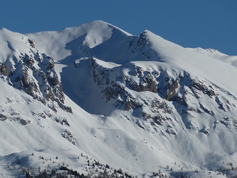 #1 Face NW de Rasis : photo prise par Jacques depuis le Queyron le 3 janvier; deux traces se sont ajoutées. Face NW de Rasis : photo prise par Jacques depuis le Queyron le 3 janvier; deux traces se sont ajoutées.