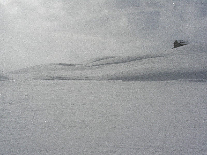 #5 Lac des Estaris : Traversée du lac en redescendant - ambiance atypique - bien que la glace semble épaisse, petite appréhension quand même... Lac des Estaris : Traversée du lac en redescendant - ambiance atypique - bien que la glace semble épaisse, petite appréhension quand même...