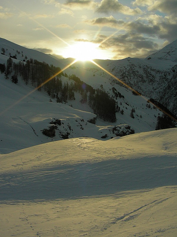 #1 Lever de soleil : Le soleil arrive à émerger des nuages Lever de soleil : Le soleil arrive à émerger des nuages