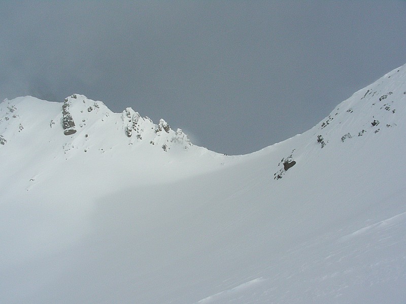 #4 Au sommet - vue sur le col : Arrêt sur la droite du col en montant - pas de visibilité mais corniches vues d Au sommet - vue sur le col : Arrêt sur la droite du col en montant - pas de visibilité mais corniches vues d'en bas - j'ai renoncé à franchir le col
Mais, au moment de descendre, ça se dégage...