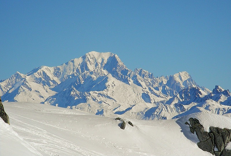 Mont Blanc - lundi 0301 : L'ensemble des sommets du massif du mont blanc (côté ouest) ainsi que les Grandes Jorasses, comme si on était juste en face