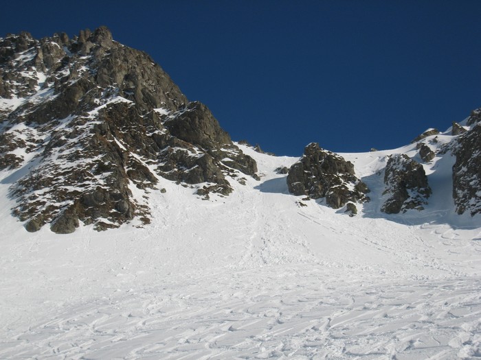 #11 Couloir : Bonne poudre sur le dessus au bord des rochers mais, ensuite, c Couloir : Bonne poudre sur le dessus au bord des rochers mais, ensuite, c'est complétement gelé...