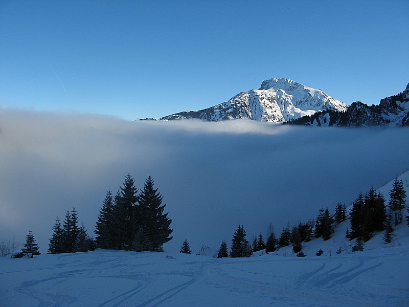 #2 Vue sur le mont Grange : au-dessus de la mer de nuage Vue sur le mont Grange : au-dessus de la mer de nuage