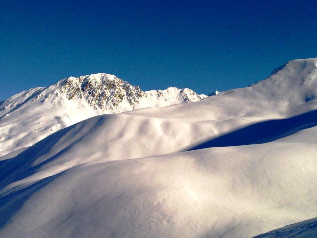 #2 Grand Queyras : Un groupe évolue vers la crête séparant le vallon de Longet et celui de Clausis Grand Queyras : Un groupe évolue vers la crête séparant le vallon de Longet et celui de Clausis