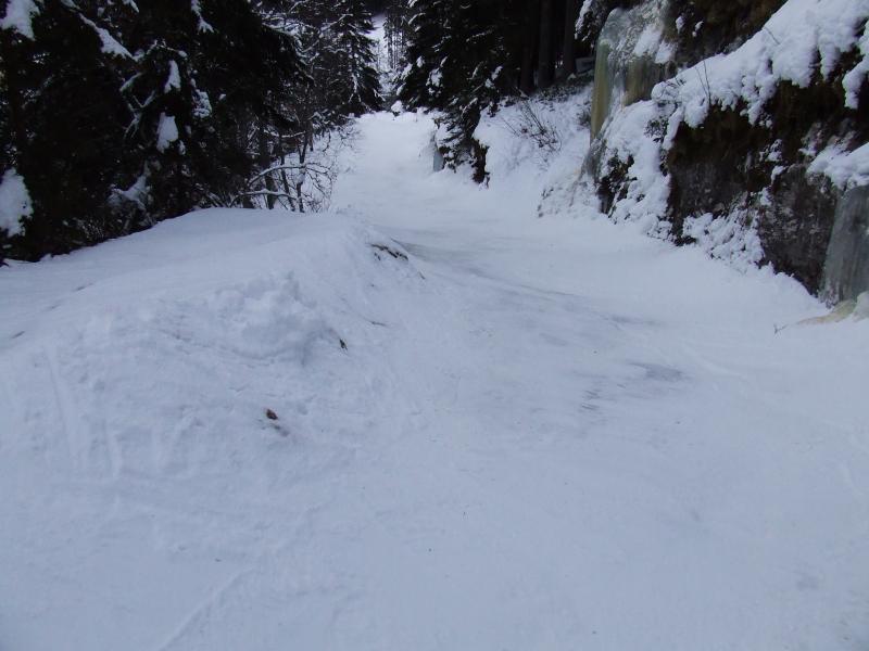 Col des Chasseurs : état très correcte de la voie Romaine, voici la partie basse du chemin, la pire , quelques caillou affleurant et des plaques de glaces, sur 150m