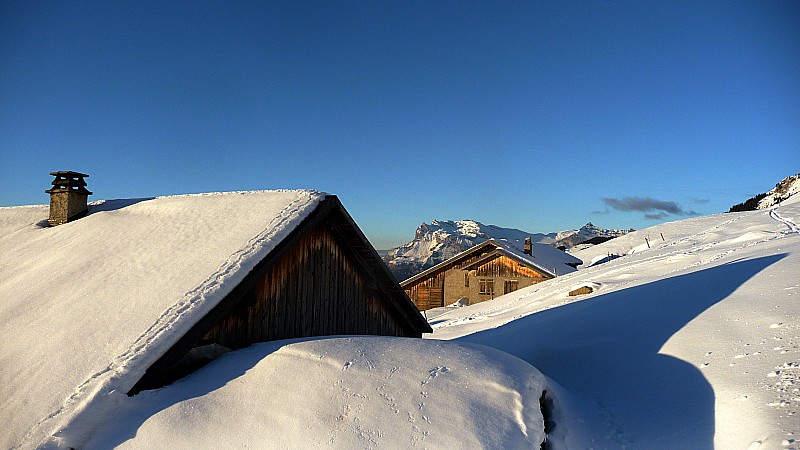 #2 Chalets du Truc : Au fond, le Désert de Platé Chalets du Truc : Au fond, le Désert de Platé