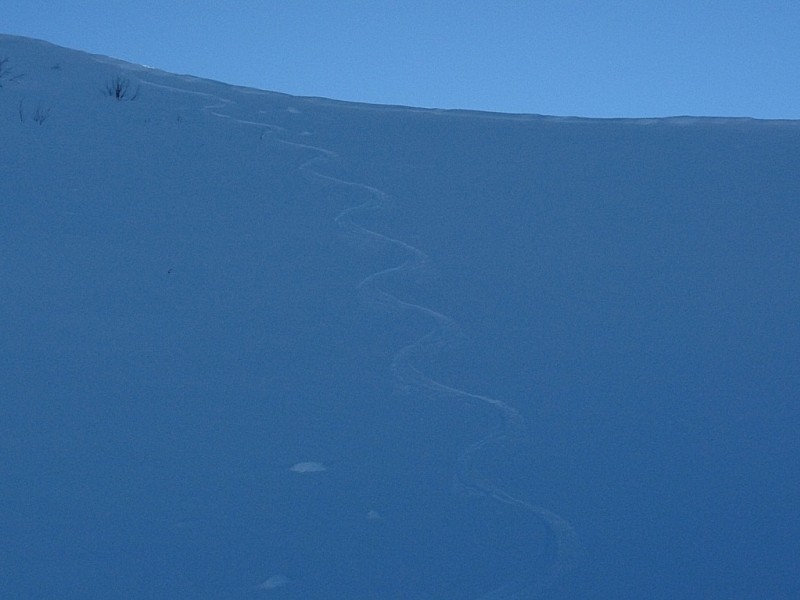 #8 Descente : super neige sur le versant nord. Descente : super neige sur le versant nord.