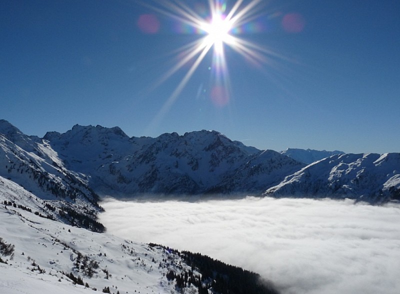 #6 Vallée du Bens : dans les nuages et le soleil au dessus du Grand Charnier d Vallée du Bens : dans les nuages et le soleil au dessus du Grand Charnier d'Allevard.