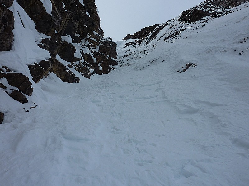 #10 Couloir du Chien : Début de la descente sous la falaise du haut. Couloir du Chien : Début de la descente sous la falaise du haut.