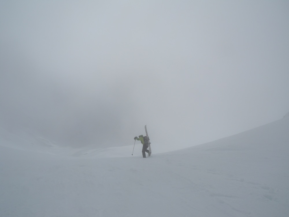 #6 Frémamorte : çà se complique au col, vent à décorner les boeufs que nous sommes !!! + brouillard pour aider les manips de peaux... Frémamorte : çà se complique au col, vent à décorner les boeufs que nous sommes !!! + brouillard pour aider les manips de peaux...