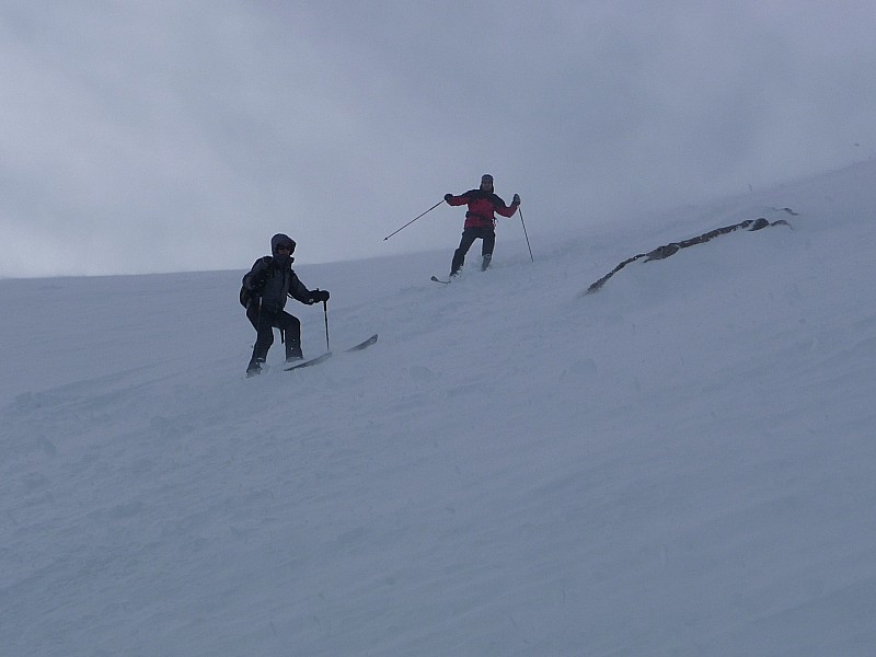 Combe Est bis : Céline enjouée de ses nouveaux skis et Sylvain de la bonne neige...