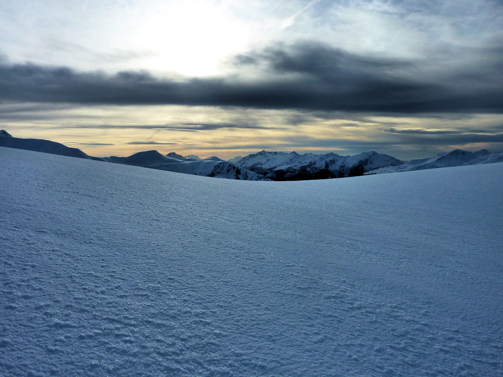 #14 Les nuages arrivent par le Sud : Alors que le soleil décline. Les nuages arrivent par le Sud : Alors que le soleil décline.