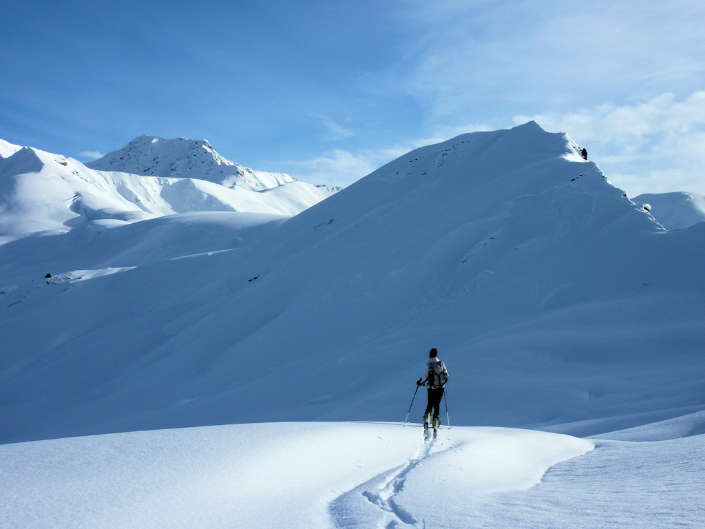 #12 Direction le crêt du Boeuf : Nombreuses plaques superficielles en versant Nord. Direction le crêt du Boeuf : Nombreuses plaques superficielles en versant Nord.
