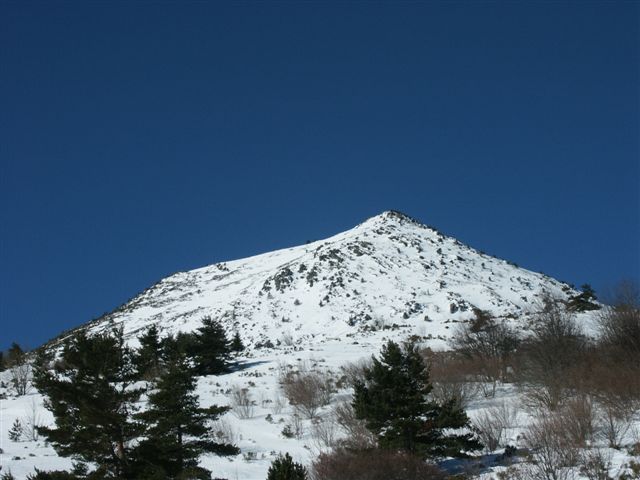 Mont Mézenc : Face est vue du bas.