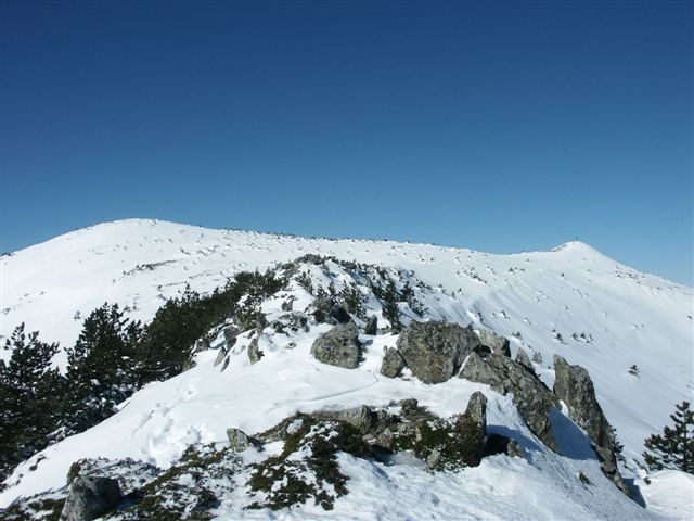Mont Mézenc : Les 2 sommets vu de la croupe au départ de la face est.