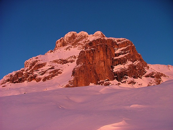 #5 Pointe Percée : Pointe Percée et paroi de Gramusset léchées par les derniers rayons. Pointe Percée : Pointe Percée et paroi de Gramusset léchées par les derniers rayons.