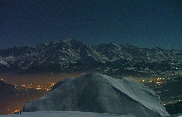 Mont Blanc by night : Vallée de l'Arve entre les 4 Têtes et le massif du Mt Blanc
