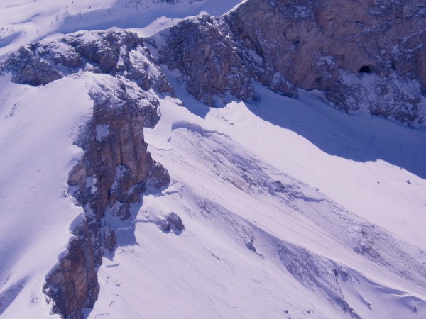 L'avanche des Clausis : La plaque trés épaisse à la zone de rupture (plus d'un métre) est partie sur plusieurs dizaines de métres à la base des rochers emportant toute la couche de neige puis a dévalé plus de 300m; versant ouest et nord-ouest de l'Ai