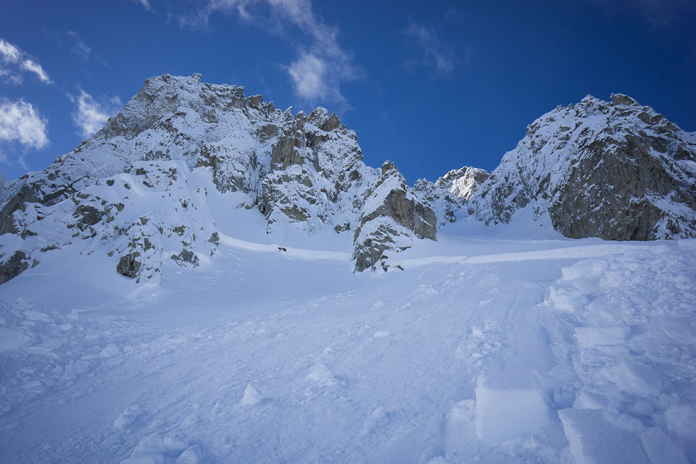 La plaque qui nous a embarquée : on distingue bien la cassure (50cm de haut)
A droite le cône du couloir, déjà purgé