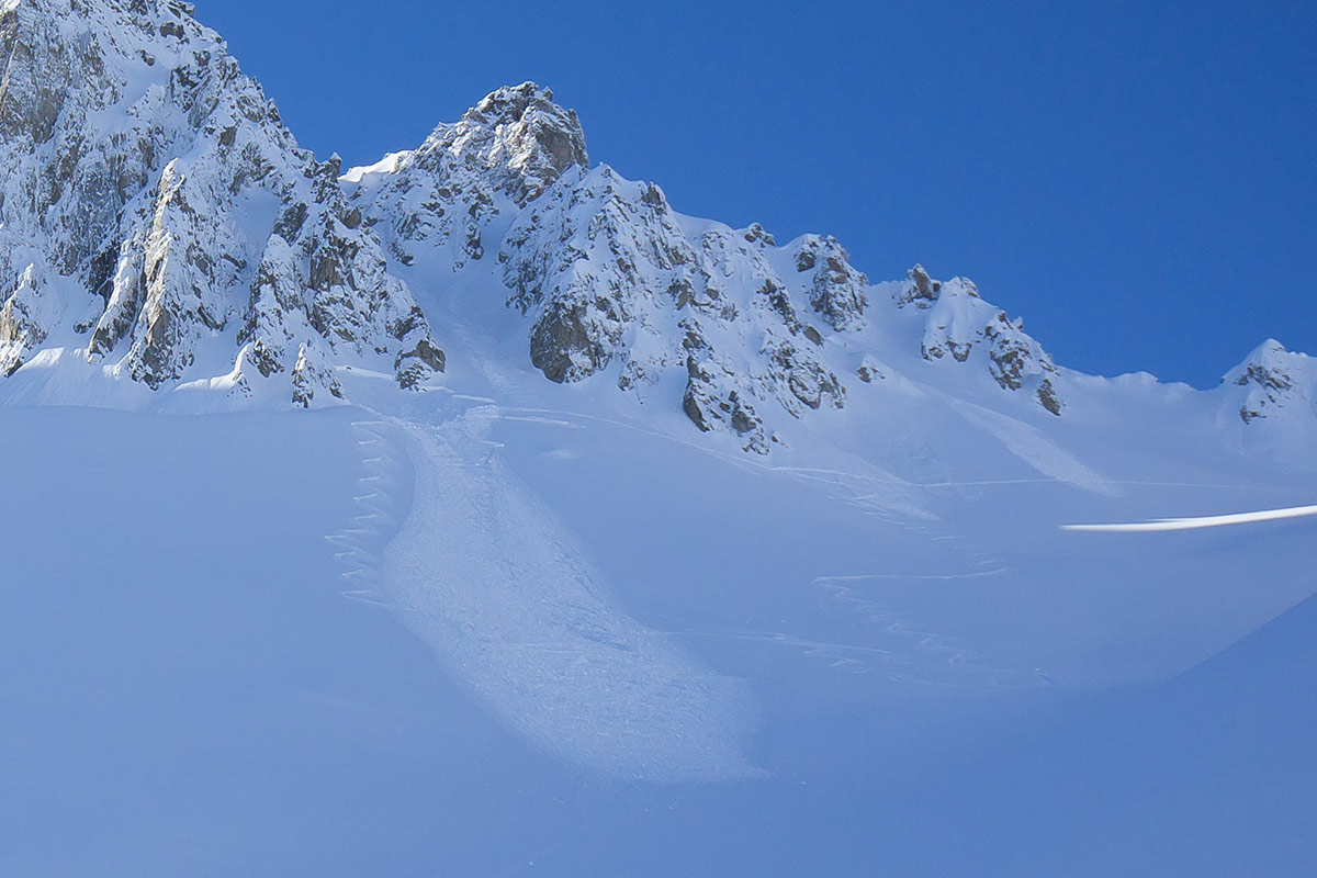 La plaque qui nous a embarquée : On distingue bien notre trace en traversée et la rupture juste après le couloir purgé