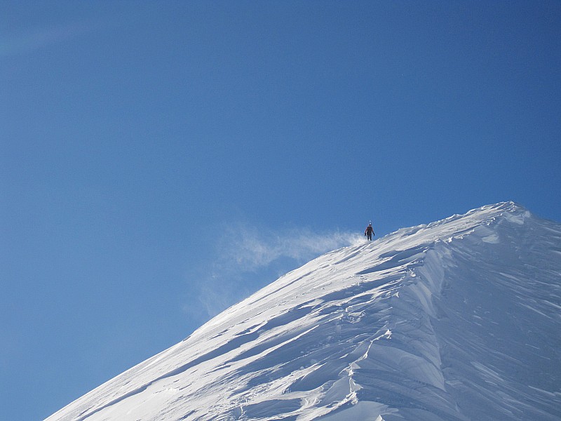 summit : descente vers la baisse de Rogué en crampons, car neige vitrifiée affleurante ou à vif