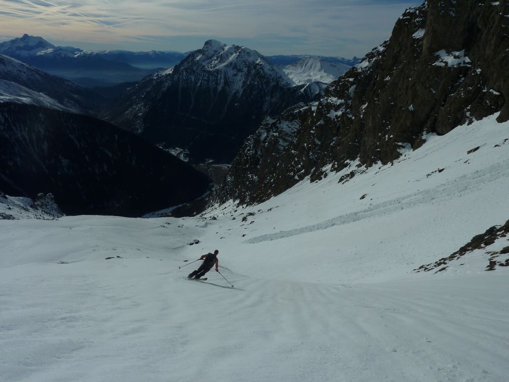 #10 Combe de l Combe de l'Emay : on voit les stries faites par la pluie sur la neige. derriere, le Tabor est plutot sec