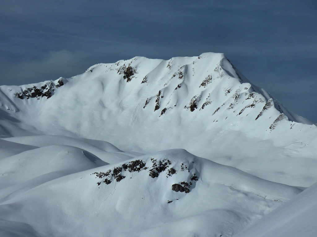 #17 En montant : Le crêt du Rey avec en arrière plan l En montant : Le crêt du Rey avec en arrière plan l'arête de montée et au centre le couloir S. descendu.