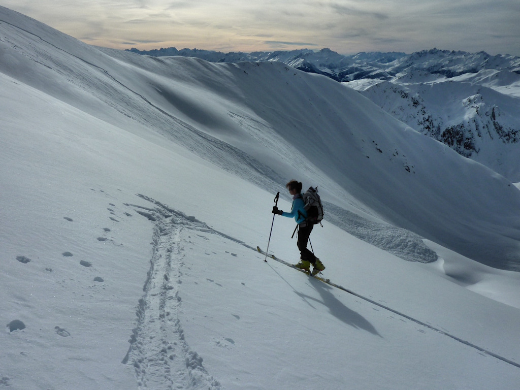 #21 Nous rejoignons le collet. : Les jambes sont en coton...
Il va falloir trouver un itinéraire de descente Nous rejoignons le collet. : Les jambes sont en coton...
Il va falloir trouver un itinéraire de descente