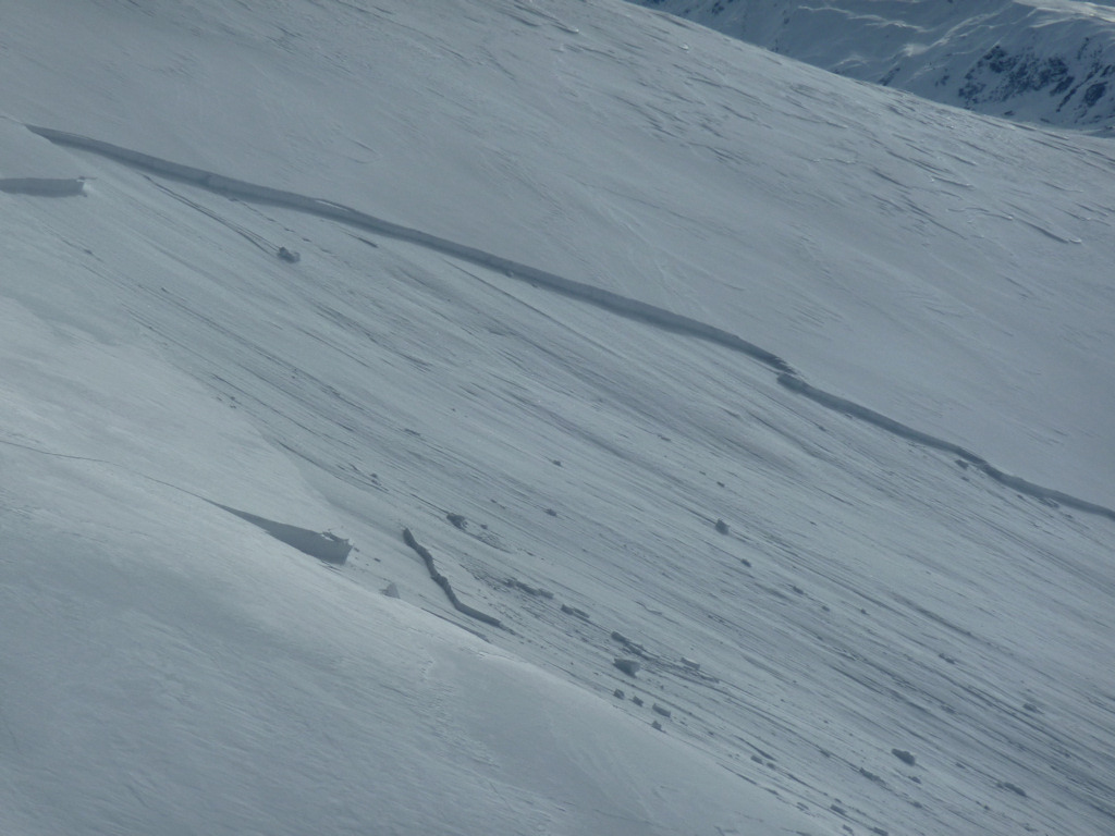 #22 Une des cassures (20 cm maxi) : vue partielle. Une des cassures (20 cm maxi) : vue partielle.