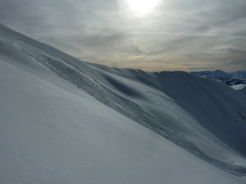 #19 1, puis 2, puis 3 : En quelques secondes, 3 avalanches dévalent la pente sous l 1, puis 2, puis 3 : En quelques secondes, 3 avalanches dévalent la pente sous l'antécime.
