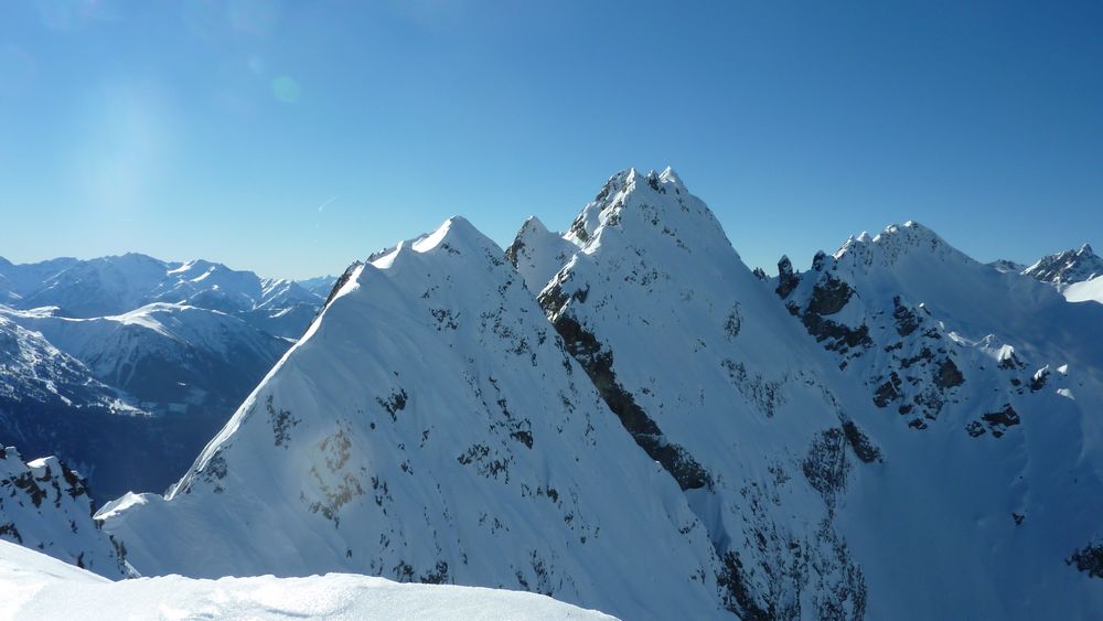 #14 Rochers Motas : du sommet des Rochers Motas, on devine la Breche du Rissiou au premier plan Rochers Motas : du sommet des Rochers Motas, on devine la Breche du Rissiou au premier plan