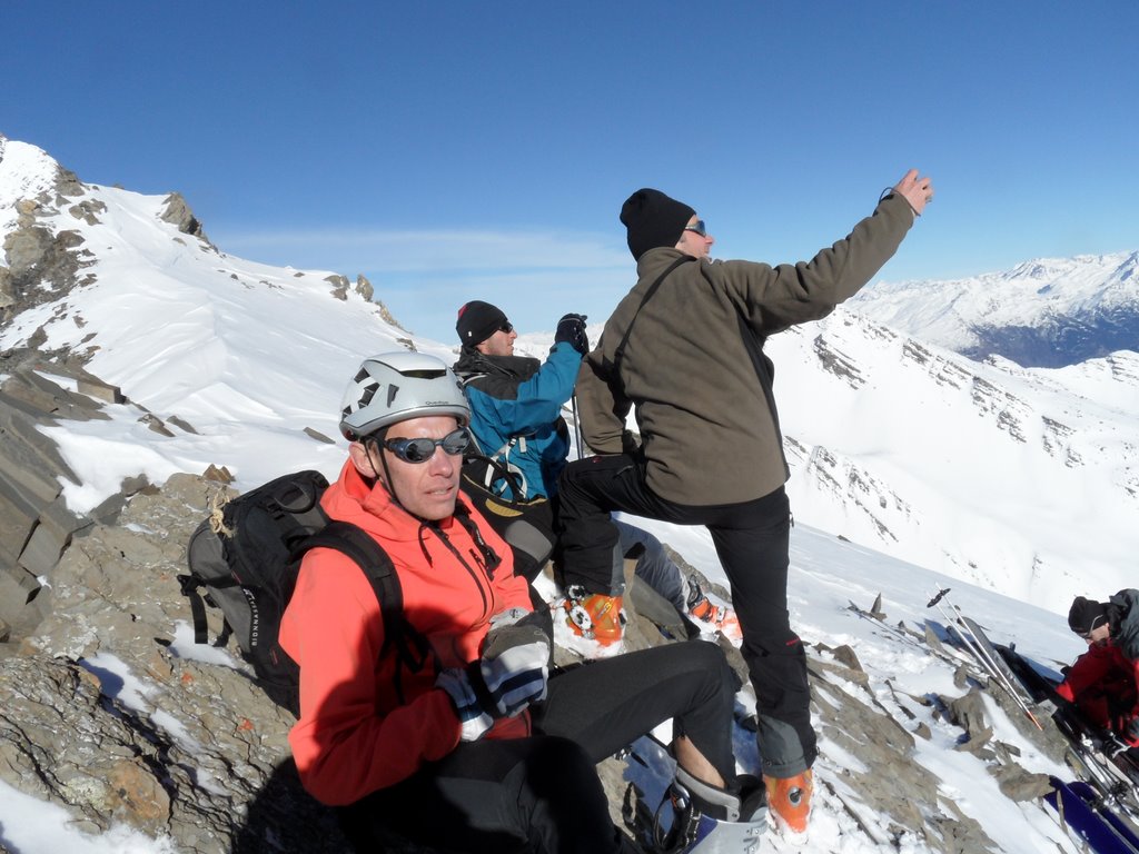 Summit : Le skitourgame au sommet !!
Et Toz qui nous avait vendu une sortie où on seraient seuls !