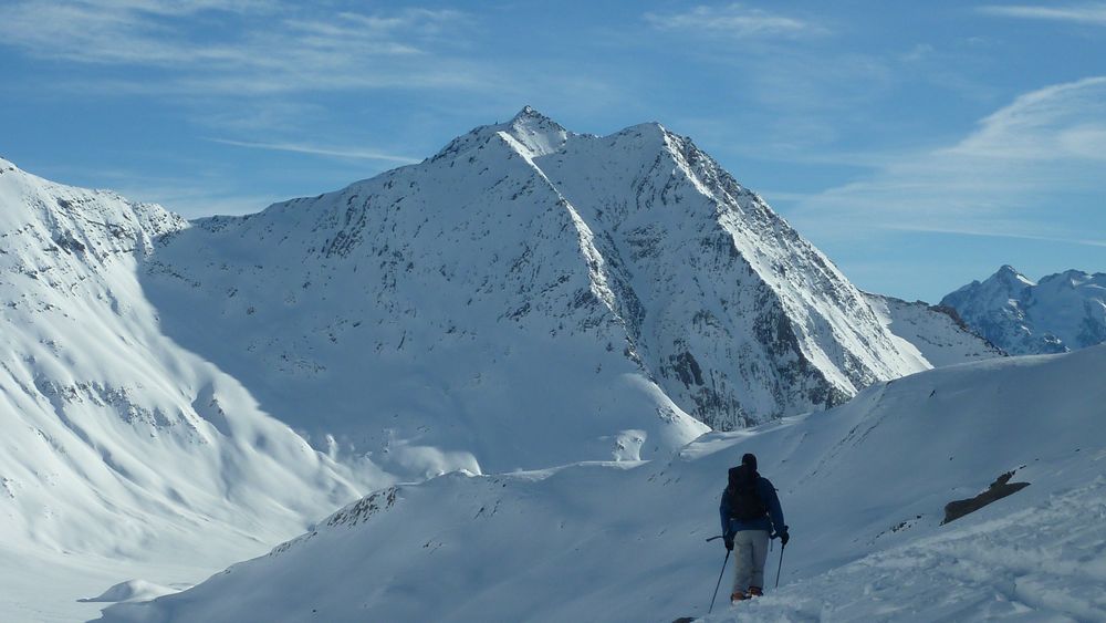 #24 Traversée : avant la derniere montée, une belle vue sur le couloir NW des 3 Evechés Traversée : avant la derniere montée, une belle vue sur le couloir NW des 3 Evechés