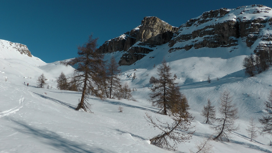 Le vaste vallon qui mène au col de Sanguinière