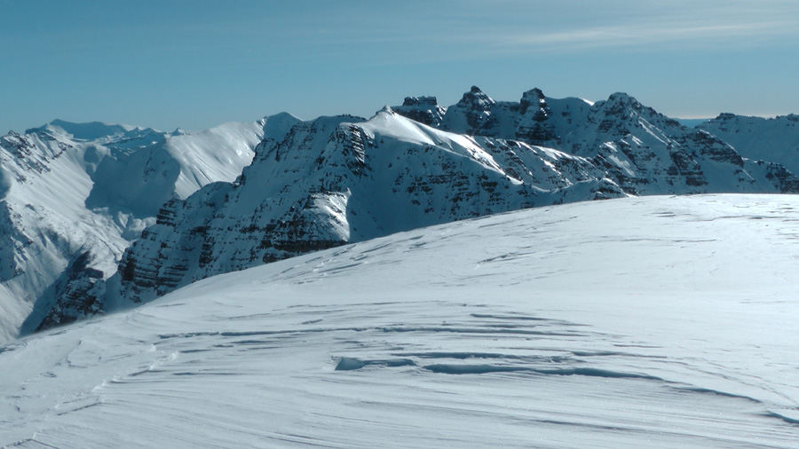 Notre objectif suivant, Cime de Sanguineirette, avec en A/R plan, Fort Carra et Pointe Cote de l'Ane, le Mounier et Cime Nègre à gauche avec la Corse au fond derrière !