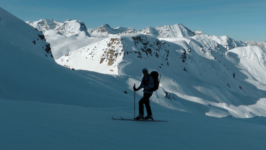 Patrick dans la combe de la tête du Colombier, Trou de l'Aigle et Cimet en A/R plan