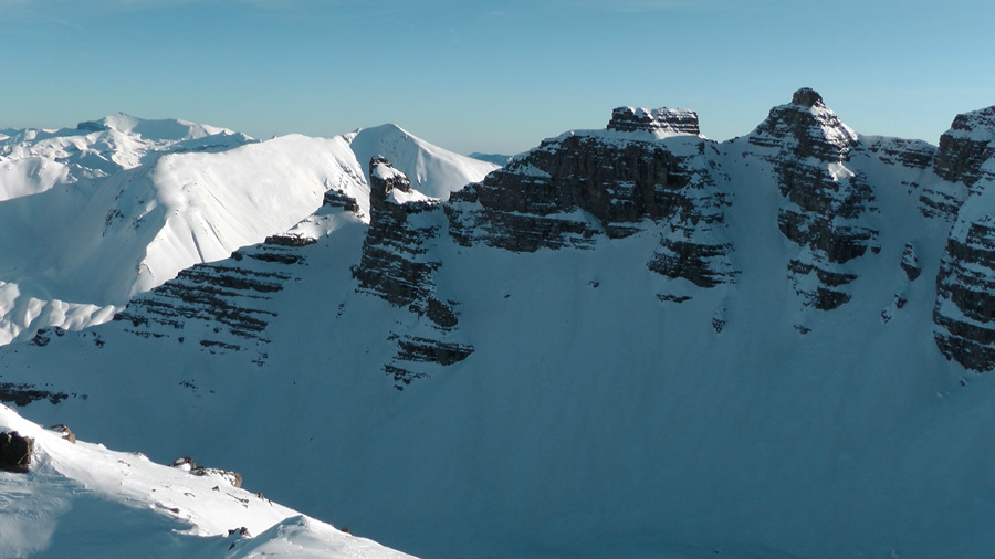 Pointe Cote de l'ane, Fort Carra et Bec du Château, Cime de Bolofré et Mounier en A/R plan, ...et on apercevait la Corse à droite du Mounier 