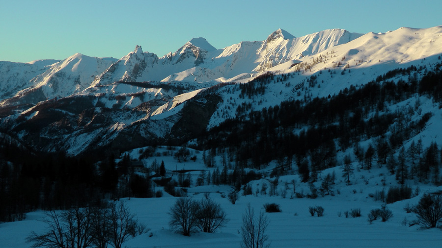 Estenc au petit matin et les Aiguilles de Pelens en A/R plan