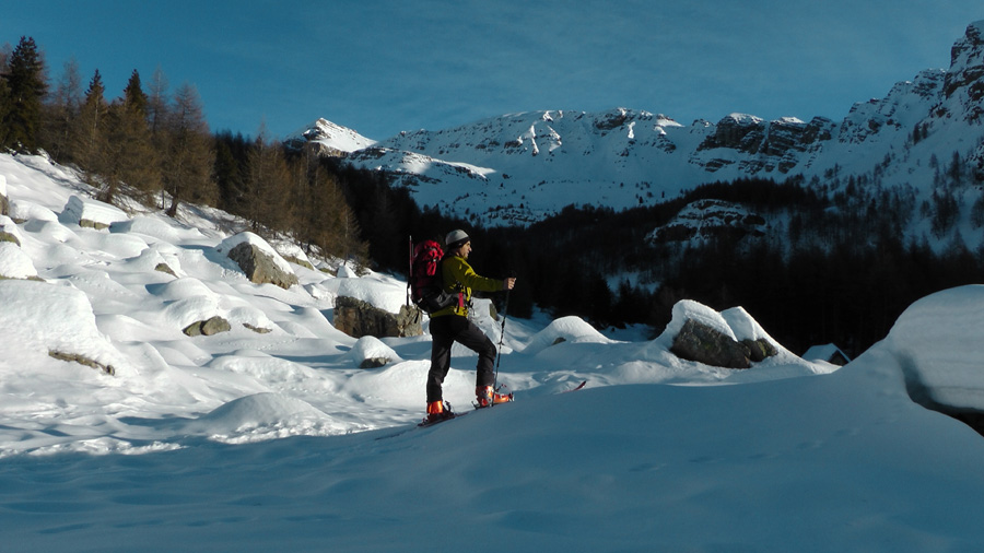 Premier sommet du jour: la Tête de Sanguinière et son col de à G au soleil