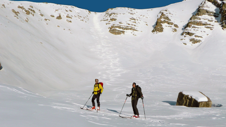 Beau couloir de descente, un peu moins pentu que le couloir central, trop glacé ce jour