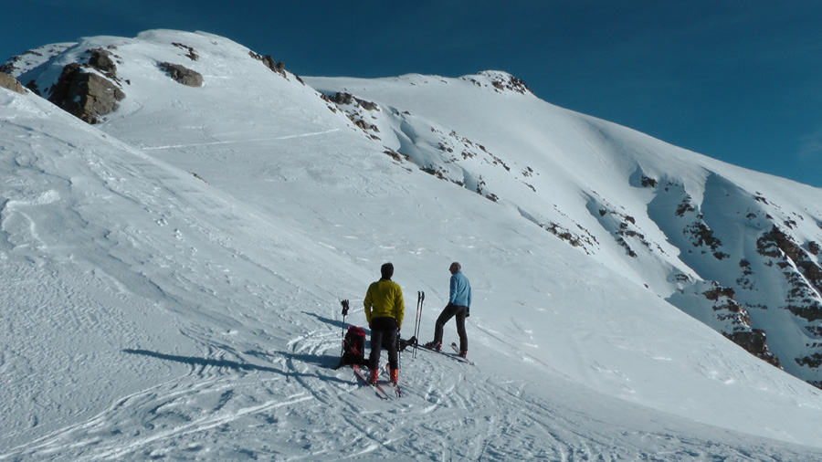 Col du Gias Vieux, la crête qui mène à Sanguineirette et les couloirs SO