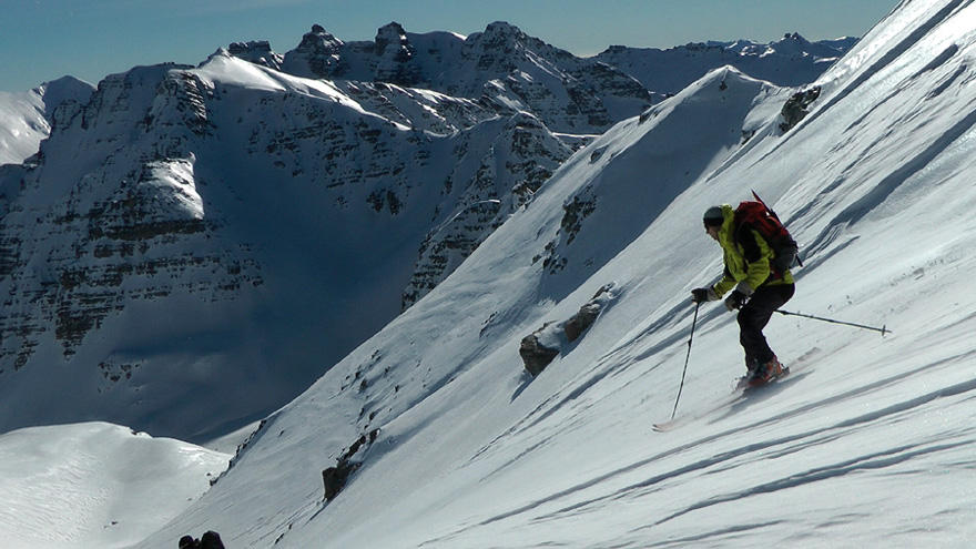 Belle descente en poudre tassée dans cette face NE de Sanguinière